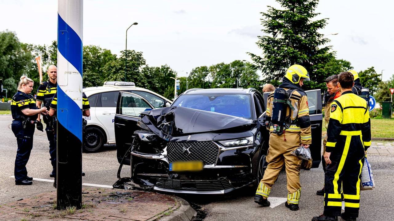 De auto raakte bij de botsing zwaar beschadigd (foto: Marcel van Dorst/Eye4Images).