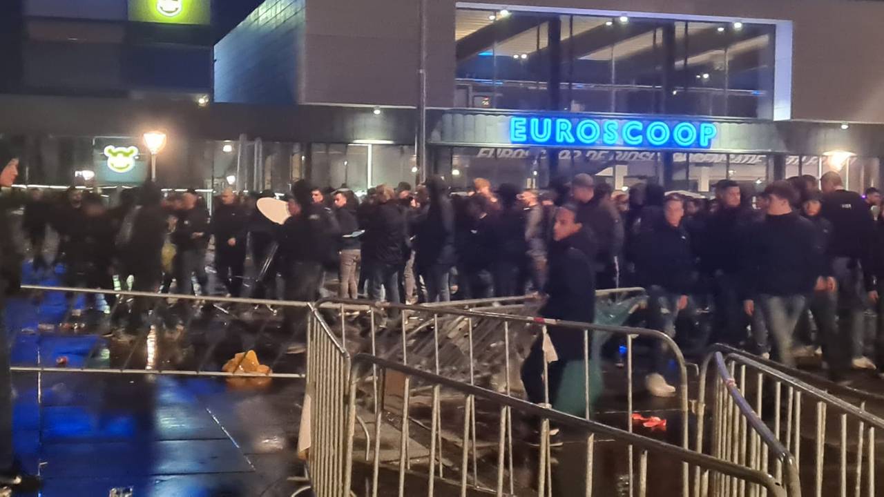 Ongeregeldheden op het supportersplein in Tilburg (foto: Noël van Hooft).