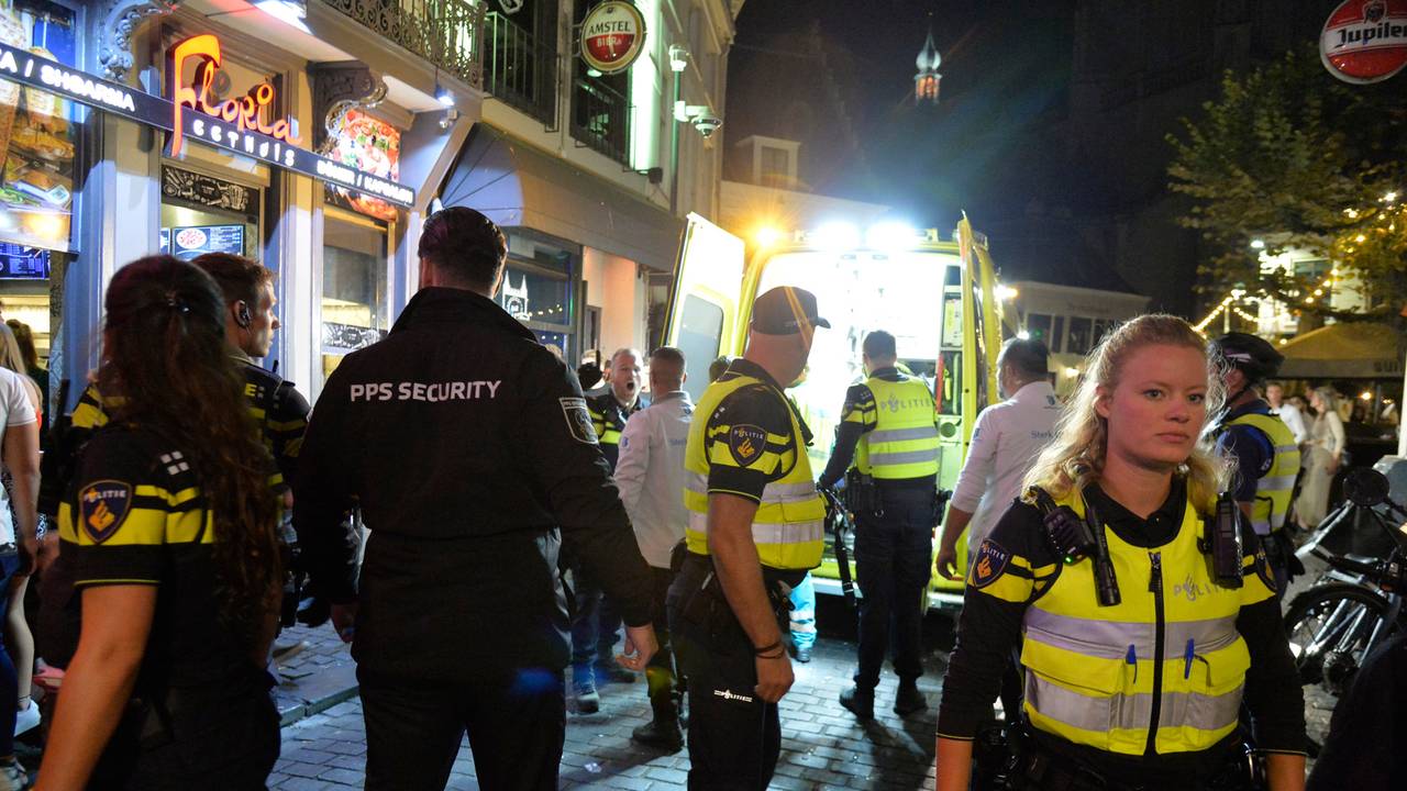 Veel agenten en een ambulance in de Havermarkt (foto: Perry Roovers/SQ Vision Mediaprodukties).