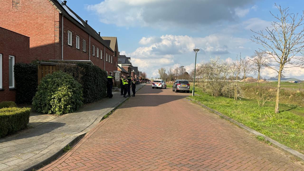 Dode en zwaargewonde bij steekpartij in huis in Boekel (foto: Marco van den Broek/SQ Vision)