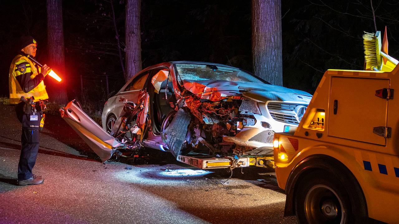 Een takelbedrijf voerde de auto weg (foto: Sander van Gils/SQ Vision Mediaprodukties).