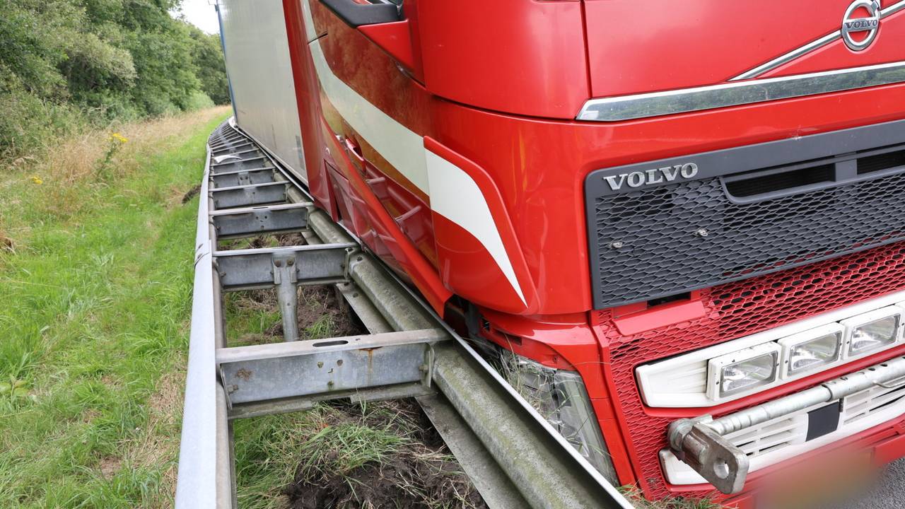 Vrachtwagen met klapband (foto: SK-Media).