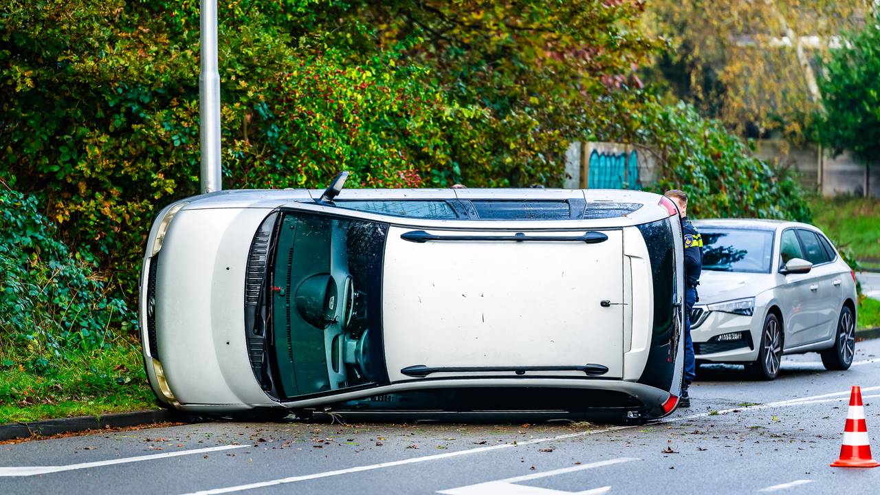 De auto sloeg om op de Huibevendreef in Tilburg (foto: Jack Brekelmans/SQ Vision).