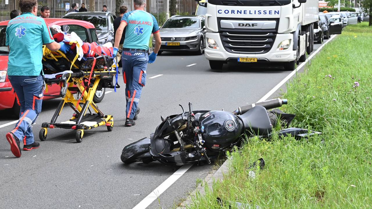 De motorrijder is naar een ziekenhuis gebracht (foto: Perry Roovers/SQ Vision).