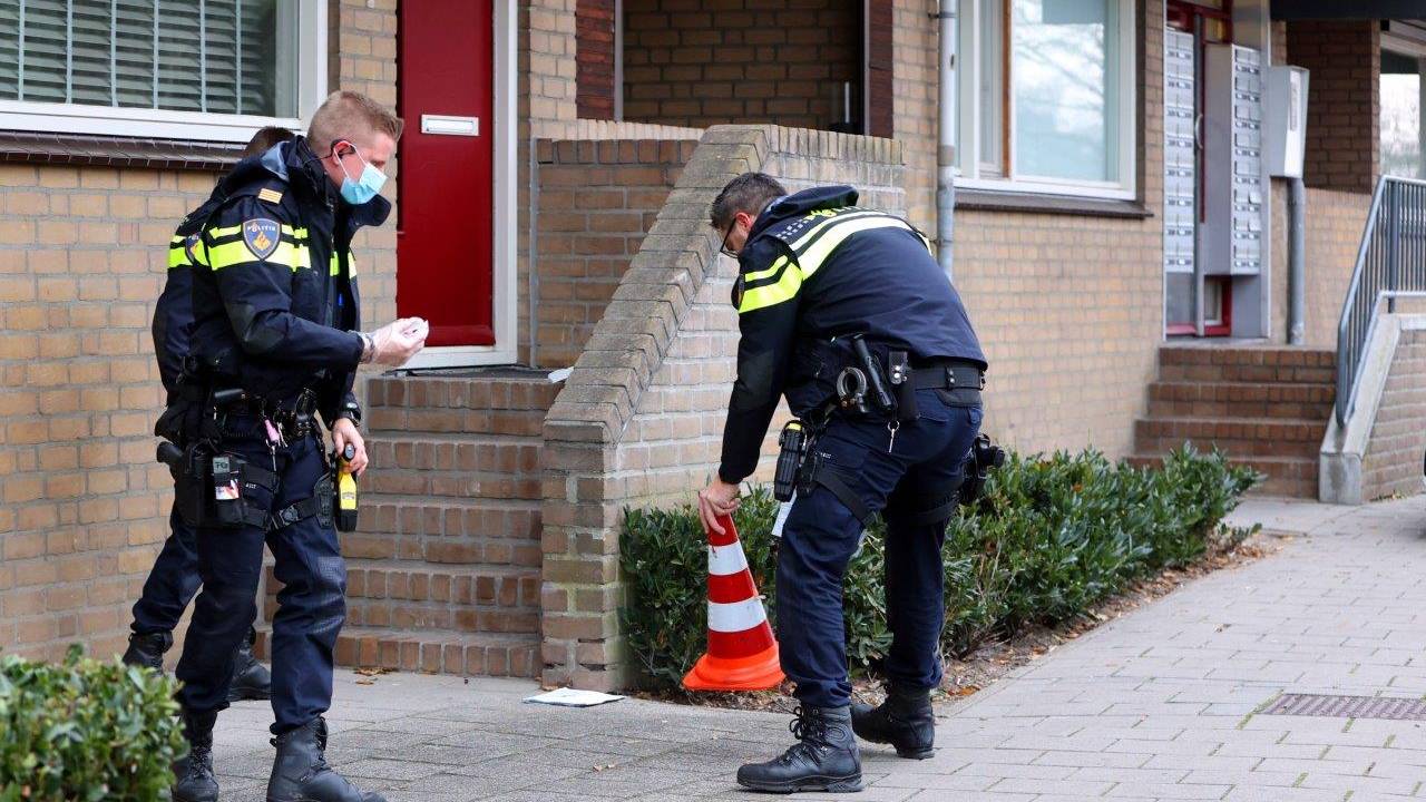 De politie bezig met sporenonderzoek (foto: Bart Meesters/ Meesters Multi Media/SQ Vision Mediaprodukties).