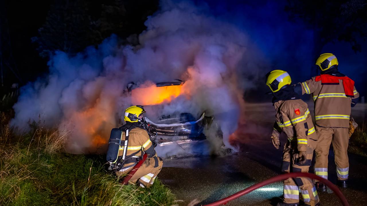 De brandweer kon niet voorkomen dat de auto verloren ging (foto: Iwan van Dun/SQ Vision).