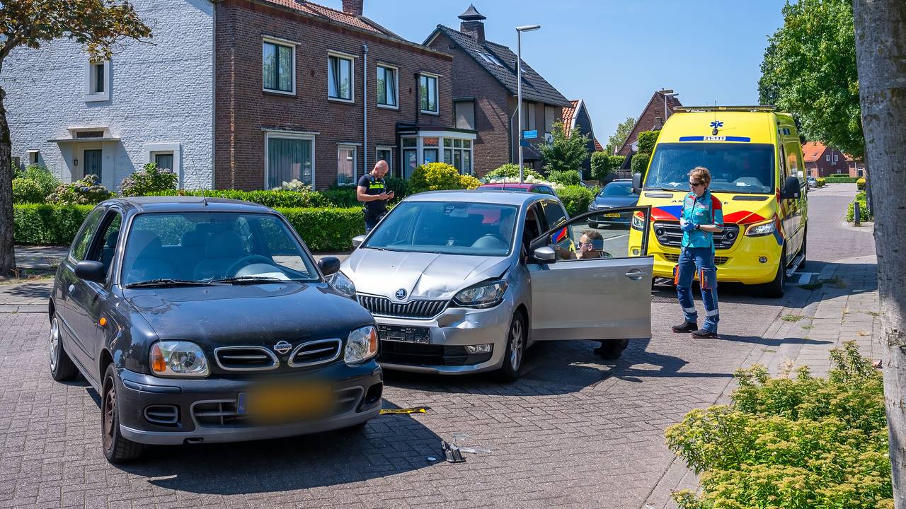 De auto's kwam in botsing op de Prins Bernhardstraat in Drunen (foto: Iwan van Dun/SQ Vision).