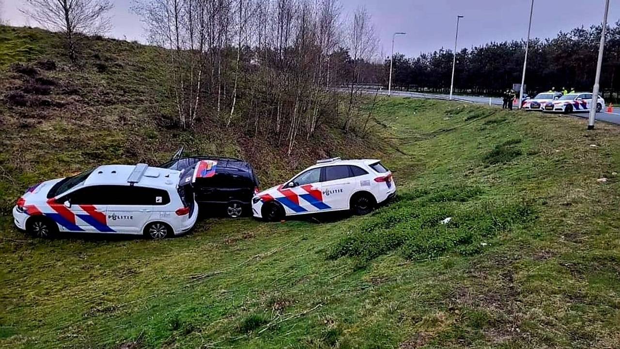 De bestuurder reed opzettelijk tegen politieauto's aan (foto: politie).