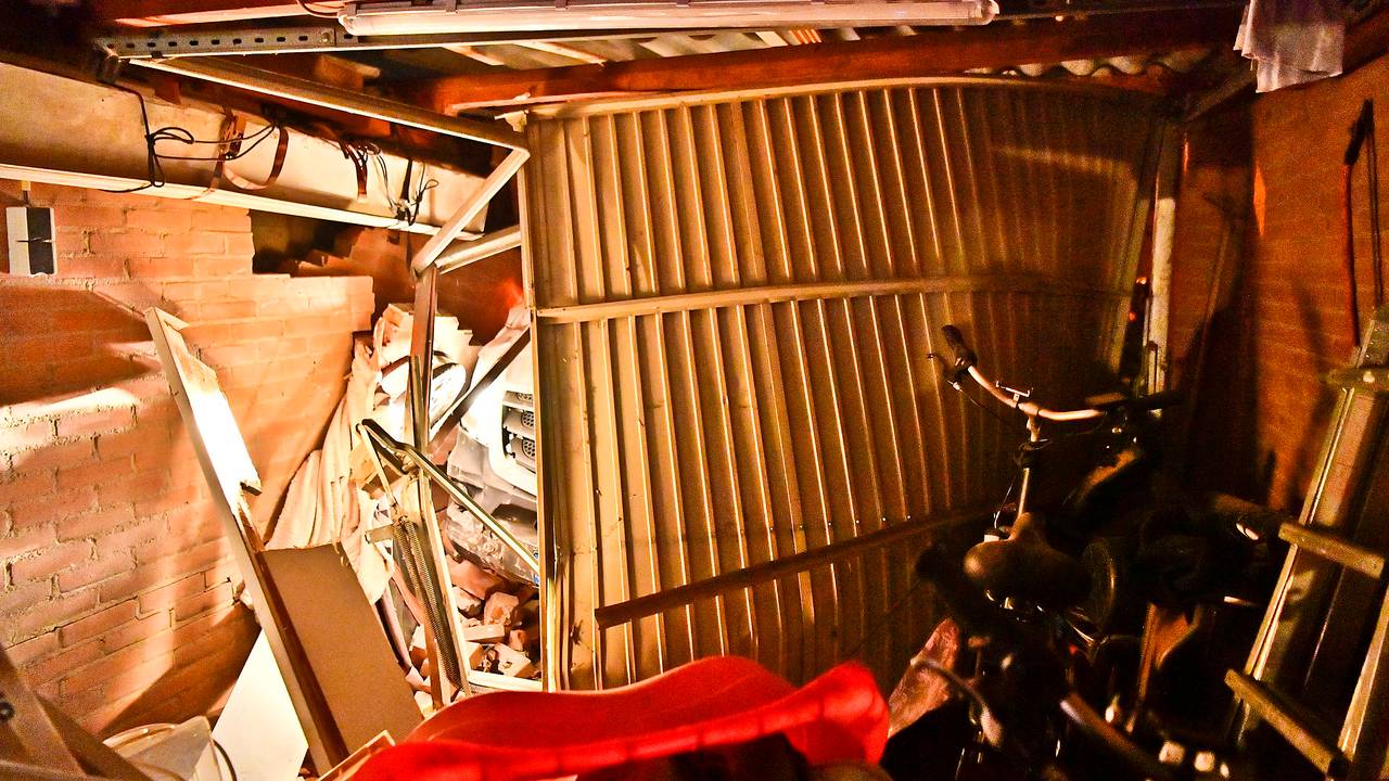 De schade aan de carport in Veldhoven is aanzienlijk (foto: Rico Vogels/SQ Vision).