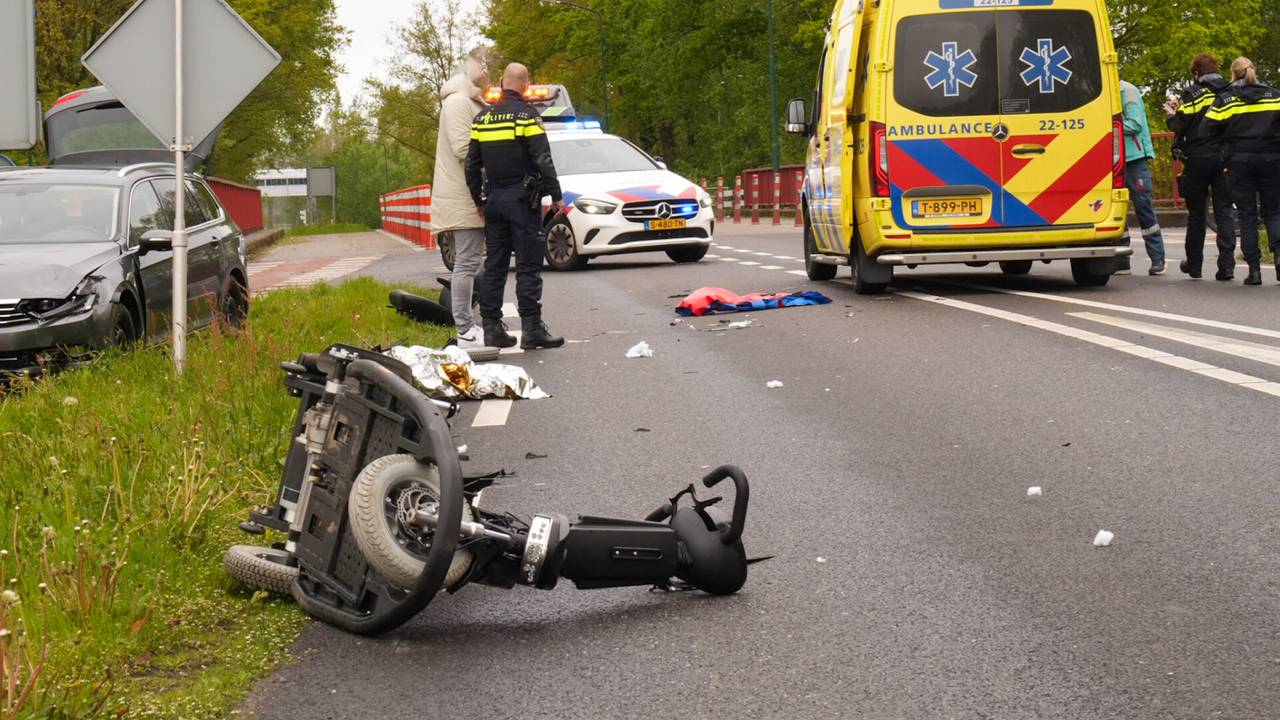 Oudere man op scootmobiel gewond bij botsing met auto op provinciale weg.