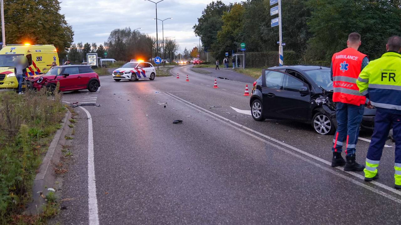 Twee auto's botsen tegen elkaar (foto: Harrie Grijseels/SQ Vision).