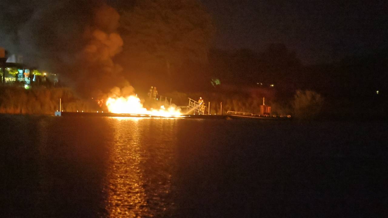 Een steiger aan de waterkant bij een restaurant aan de Bungelaar in Beers vatte vlam (foto: SK-Media).
