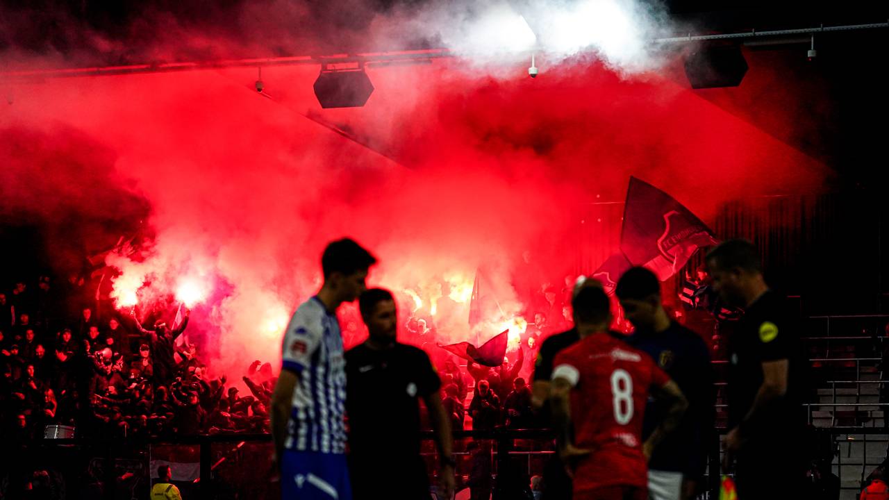 Supporters van Helmond Sport bij de derby tegen FC Eindhoven (foto: Gabriel Calvino Alonso/Orange Pictures).