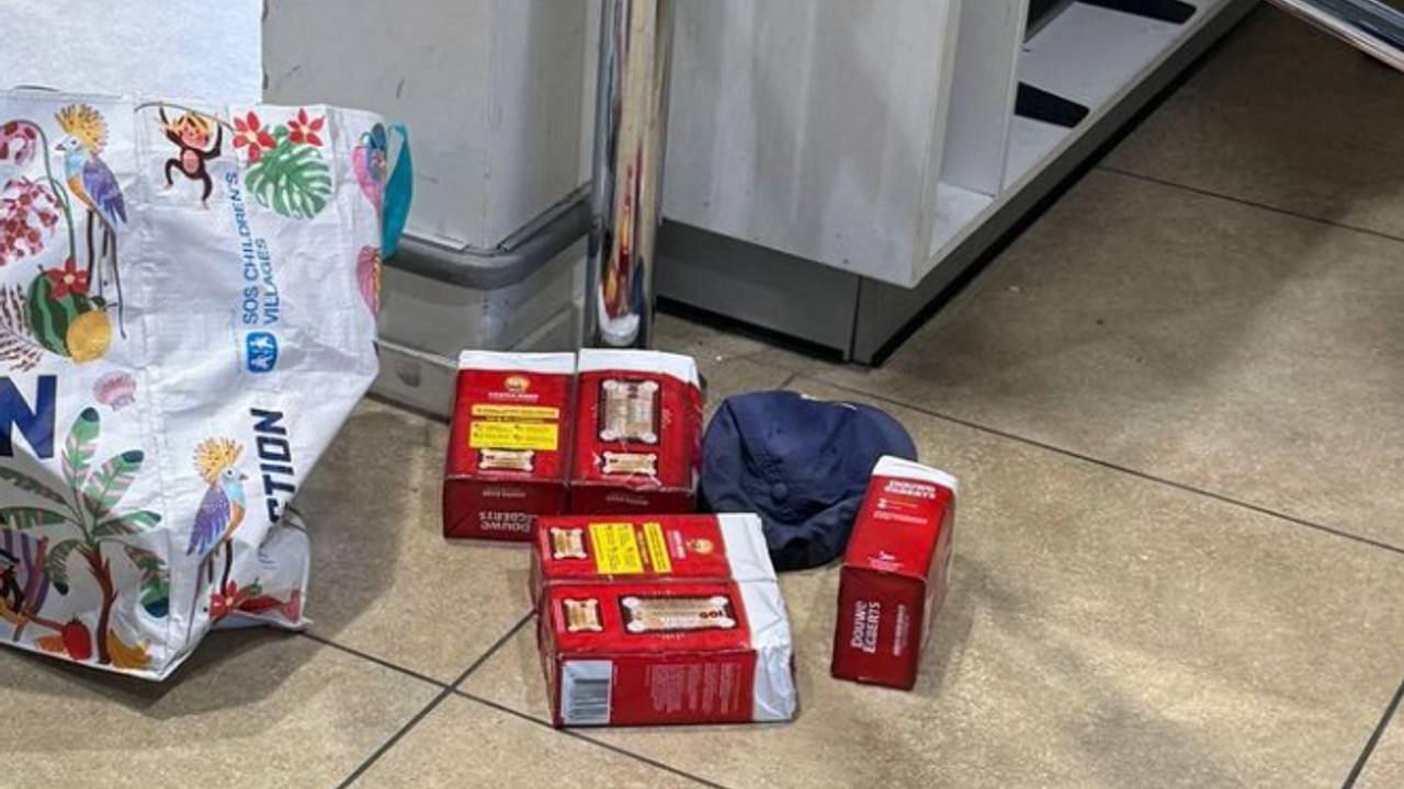 De agressieve winkeldief is aangehouden (foto: Instagram wijkagenten Helmond binnenstad).