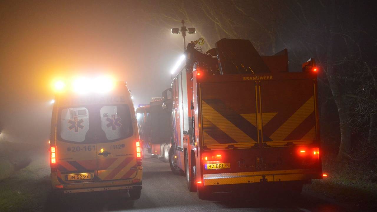 Vanwege de botsing op de Pannenhoefsebaan in Rijsbergen werden verschillende hulpdiensten opgeroepen (foto: Perry Roovers/SQ Vision).