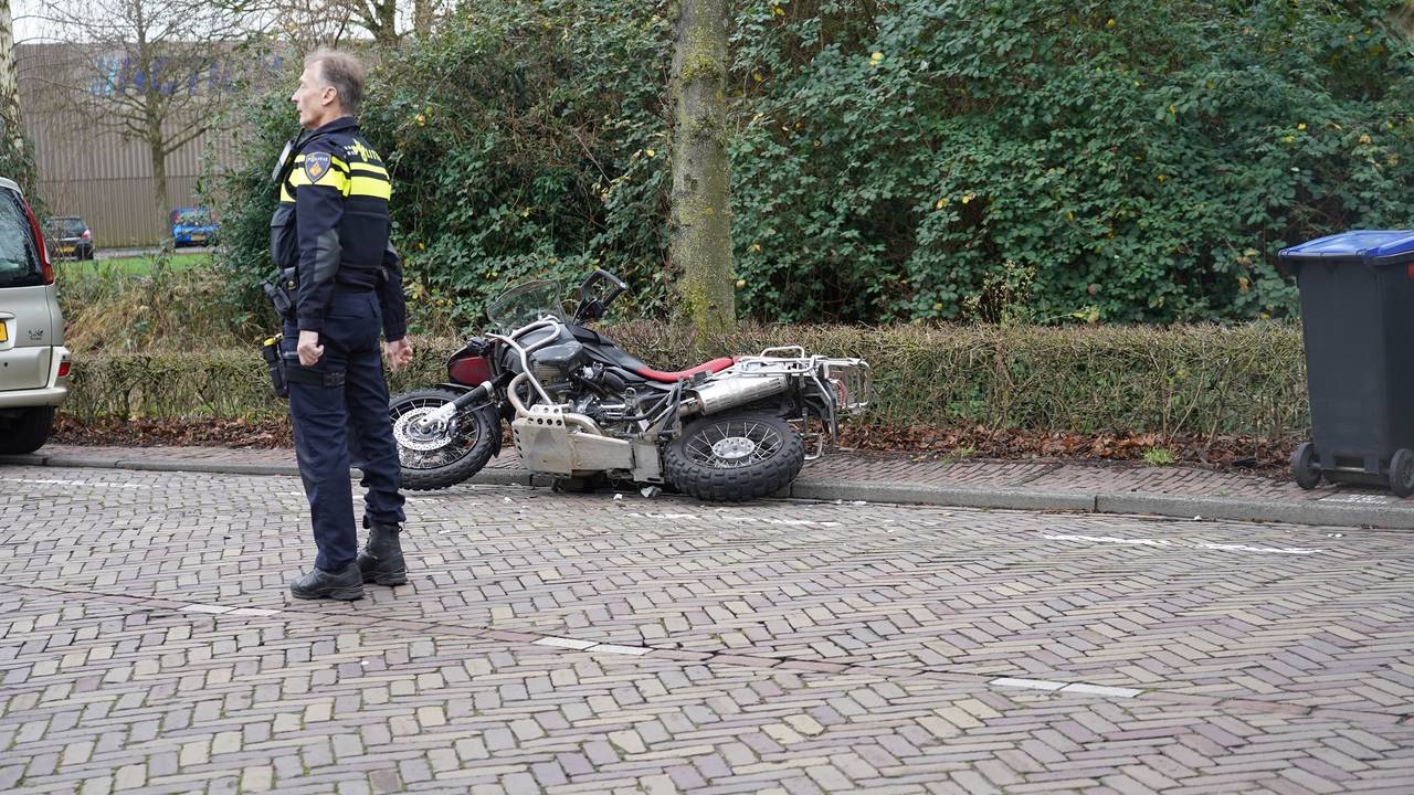 De motorrijder werd na de aanrijding behandeld door ambulancepersoneel, maar hij hoefde niet naar een ziekenhuis gebracht te worden (foto: Jeroen Stuve/SQ Vision).