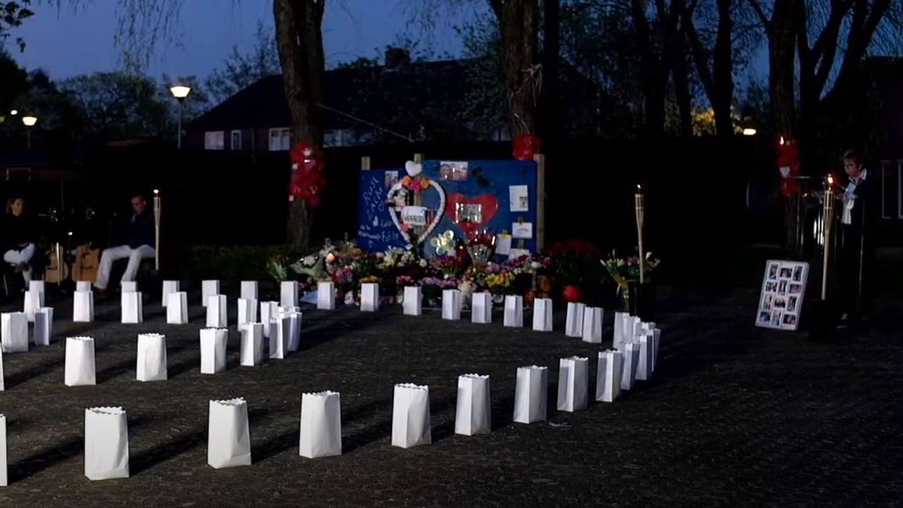 De kaarsjes in de witte zakken werden allemaal aangestoken (screenshot online herdenking).