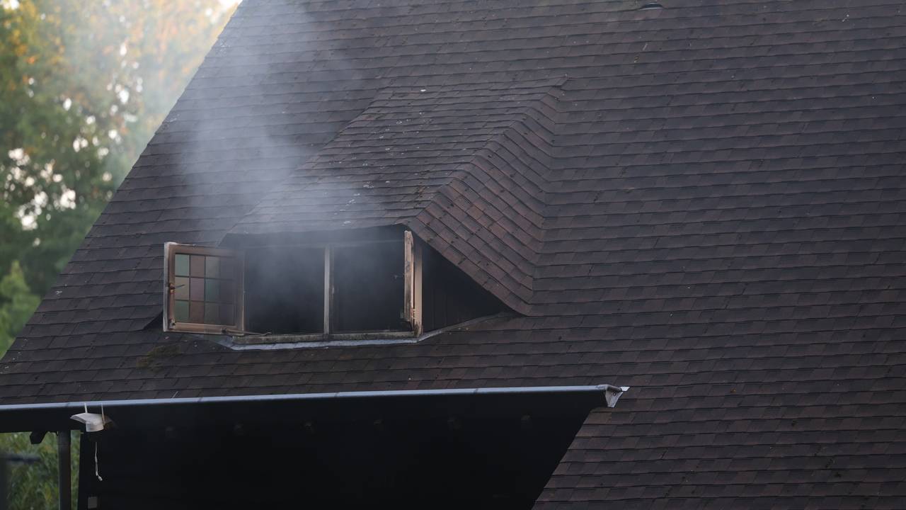 Bij de brand kwam de nodige rook vrij (foto: Sander van Gils/SQ Vision).