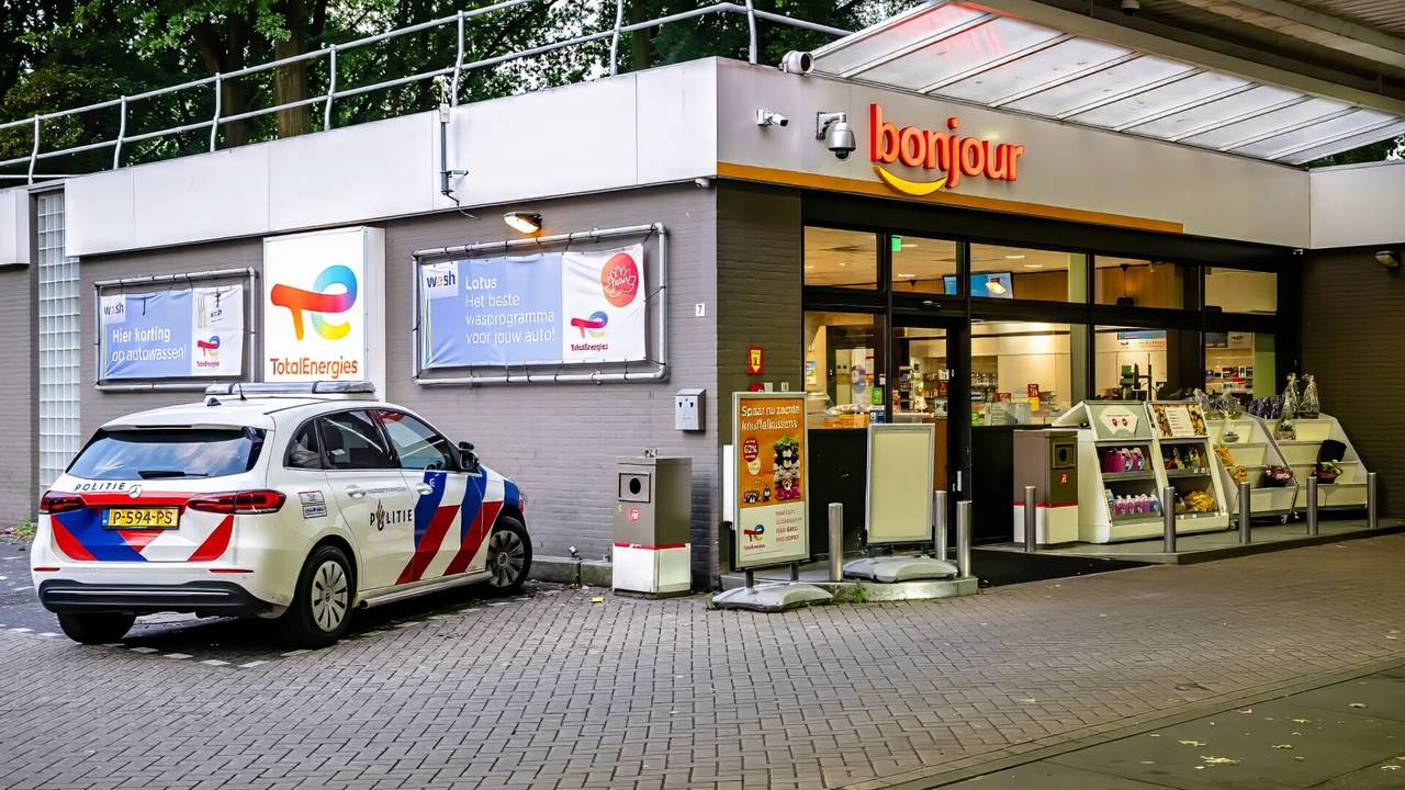De dief sloeg rond halfzeven vrijdagochtend zijn slag in de shop van de benzinepomp aan de Ringbaan West in Tilburg (foto: Jack Brekelmans/SQ Vision).