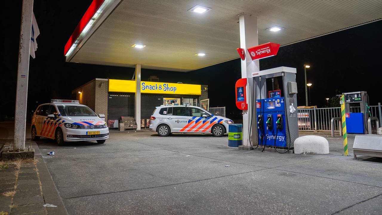 Politie in de Van Grobbendoncklaan in Den Bosch na de steekpartij (foto: Iwan van Dun/SQ Vision).