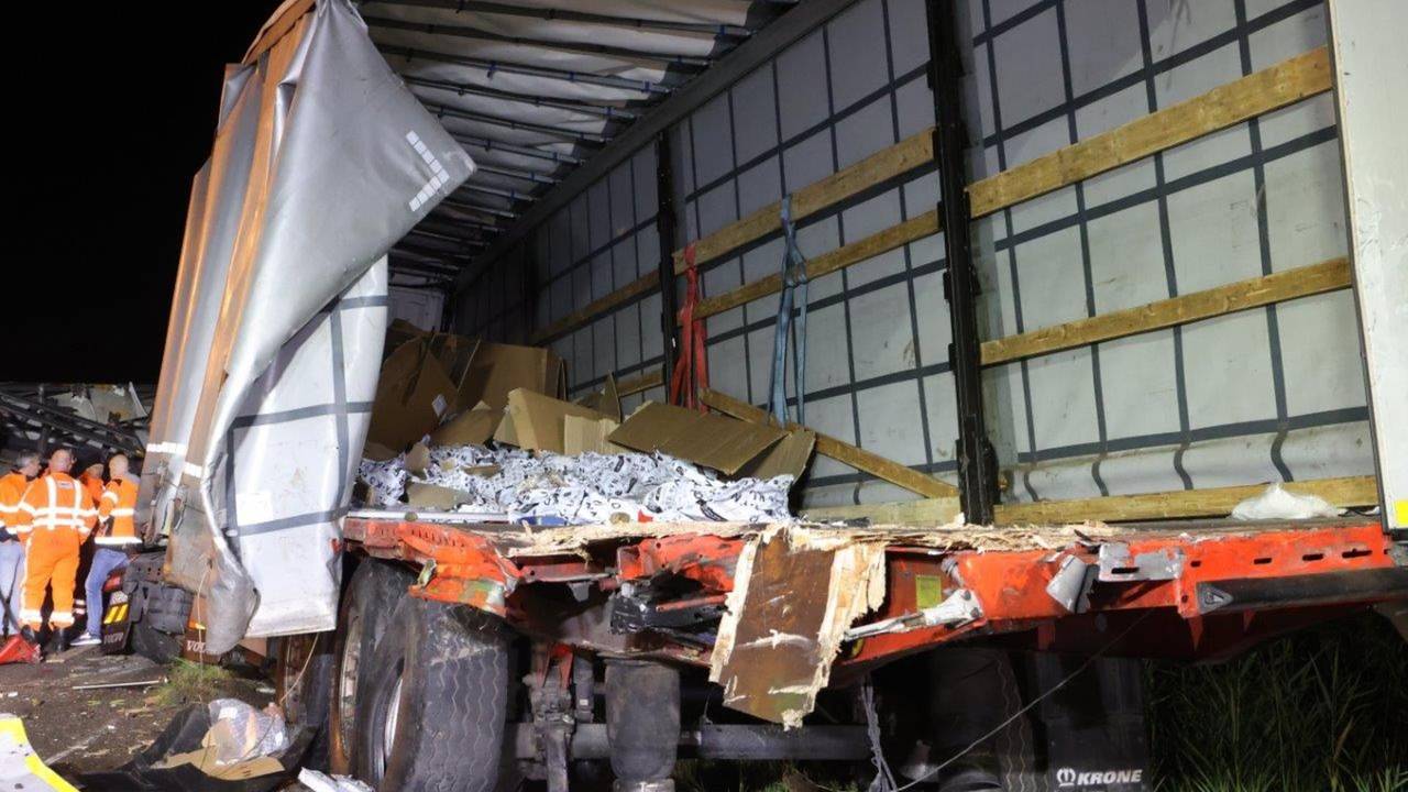 De schade aan de vrachtwagens op de N279 was groot (foto: Bart Meesters).