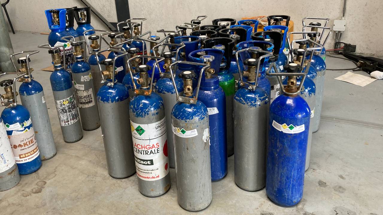 De gevonden flessen met lachgas (foto: Twitter, gemeente Tilburg).