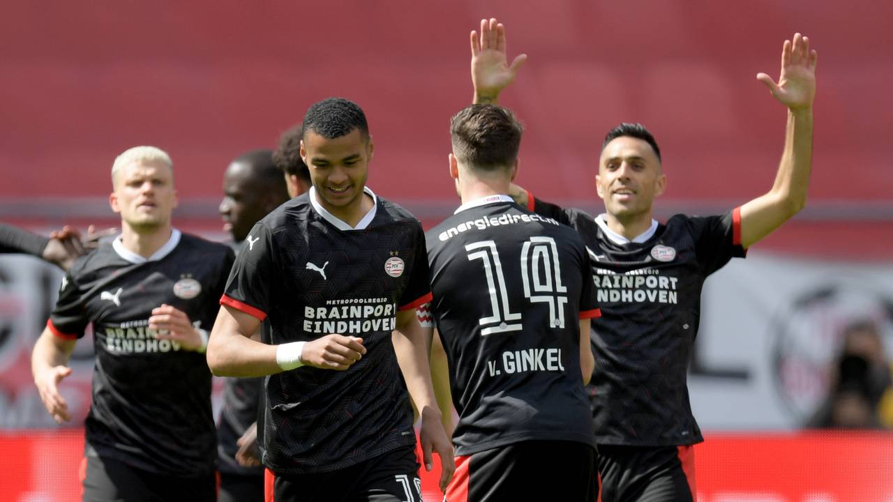 PSV viert de gelijkmaker van Marco van Ginkel (foto: ANP).