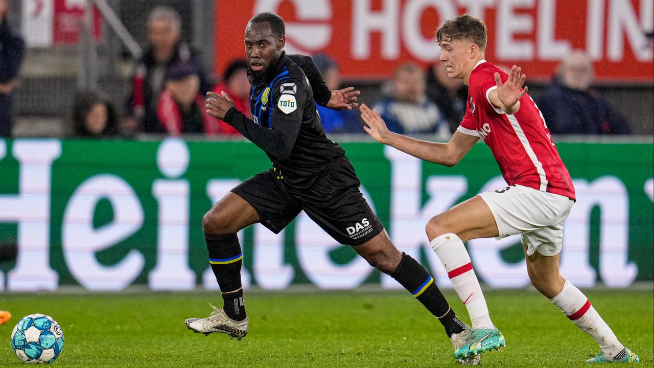 Vurnon Anita (RKC Waalwijk, links) snelt langs Sven Mijnans van AZ (foto: OrangePictures).