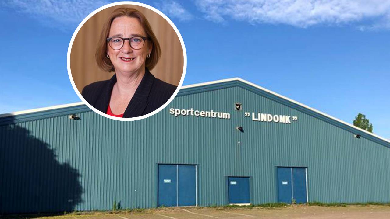 De sporthal en wethouder Joosten (Foto: gemeente Moerdijk).