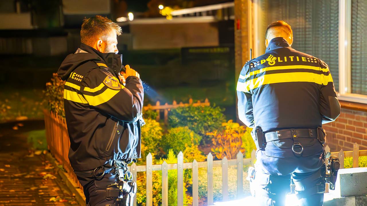 De politie doet onderzoek na de explosie aan de Wagenaarstraat in Oss (foto: Gabor Heeres/SQ Vision).