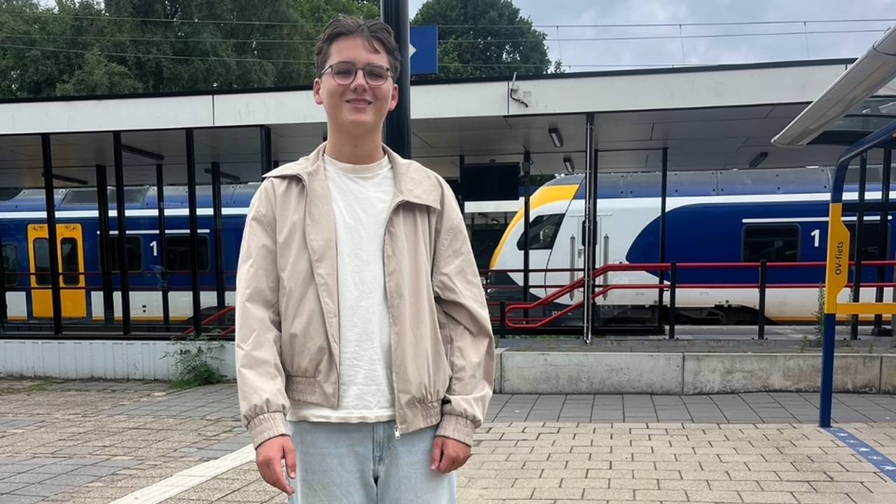 Luka Maas voert actie tegen NS (foto: Luka Maas).