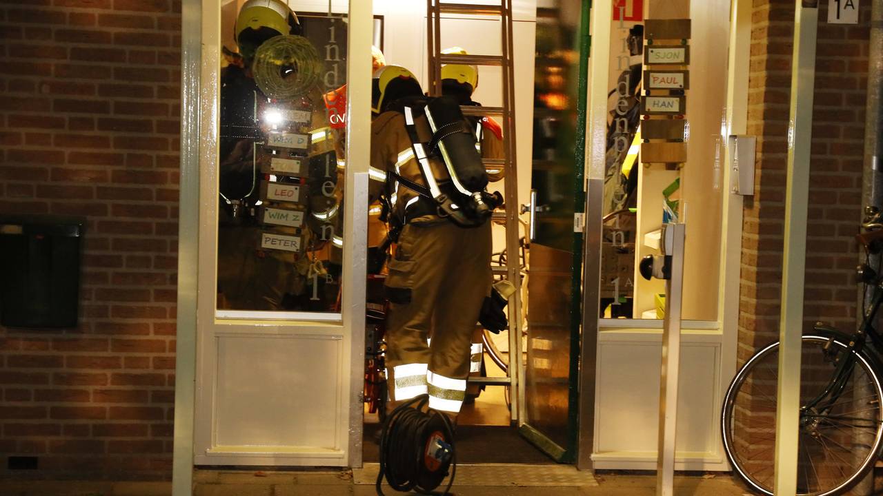 Het vuur woedde in een gebouw in Velp waar mensen met een beperking wonen (foto: Marco van den Broek/SQ Vision).