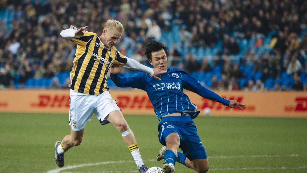 Mathijs Marschalk in duel met Bohao Wang van FC Den Bosch (foto: Vitesse Media).