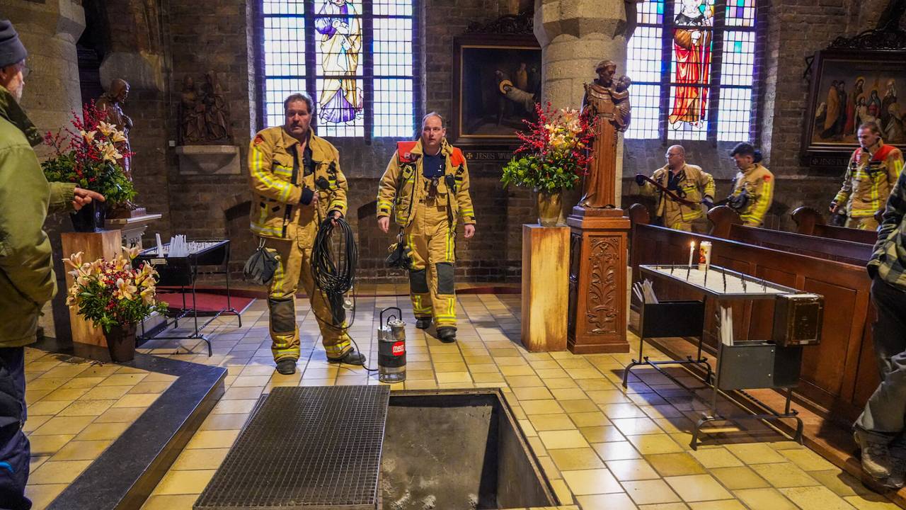 De brandweer kwam naar de kerk in Heeze vanwege wateroverlast (foto: Dave Hendriks/SQ Vision).