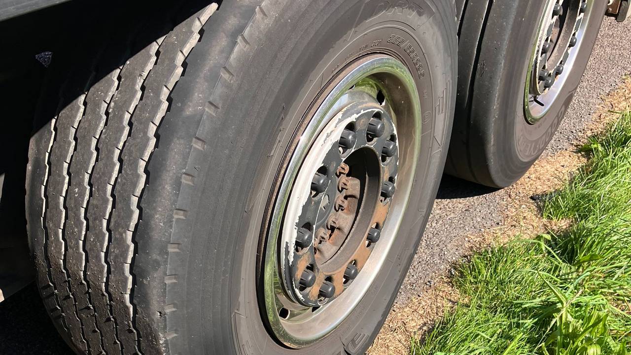 De vrachtwagen strandde met problemen met een wil en de accubooster (foto: X/Wis_Robert).