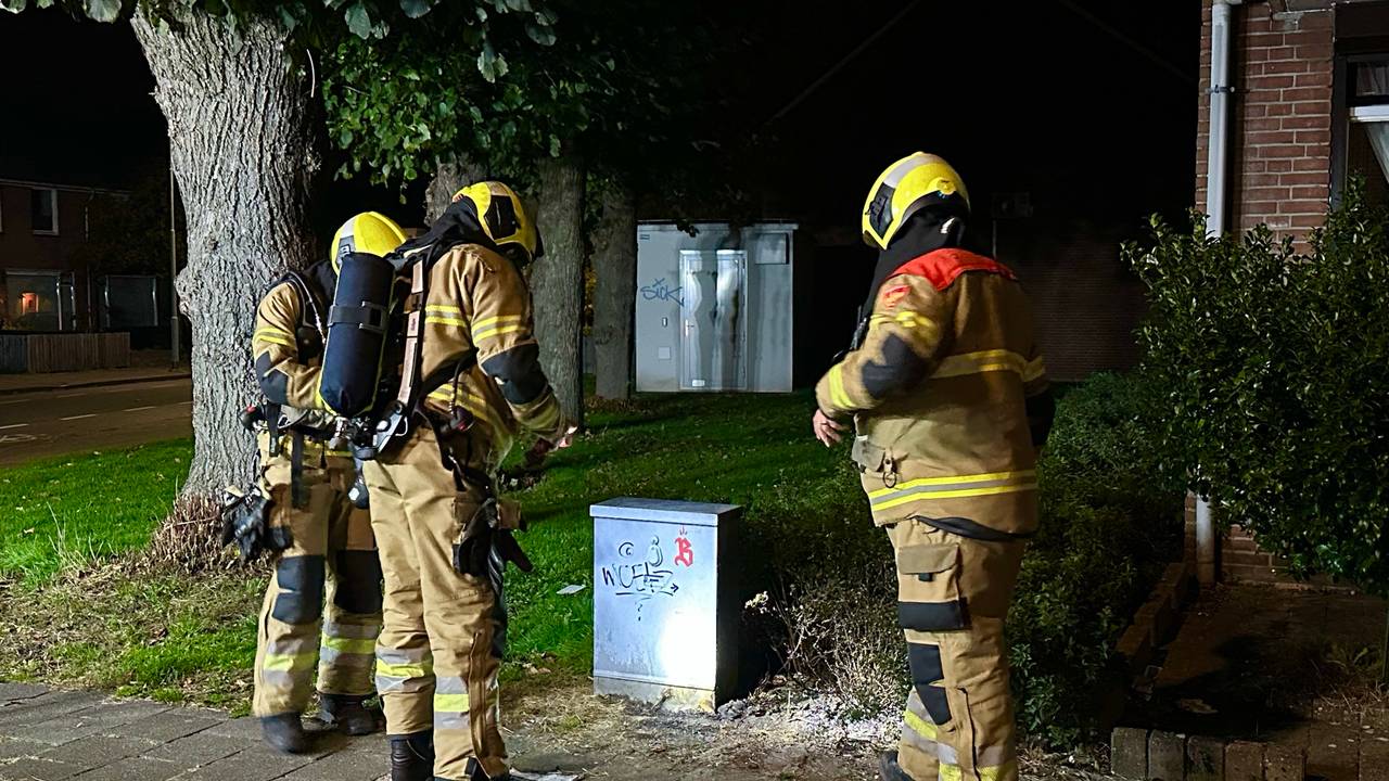 Toen de brandweer aankwam bij de Van Leeuwenstraat in Boxtel was het vuur al gedoofd (foto: Sander van Gils/SQ Vision).