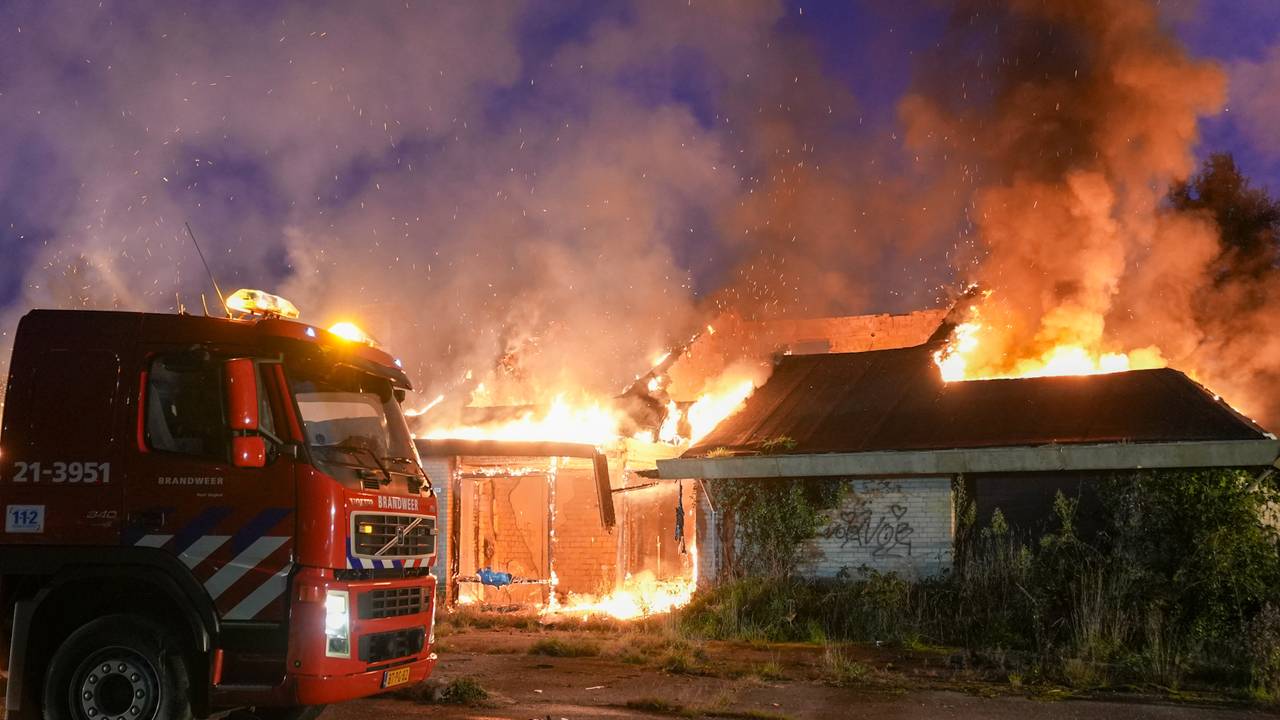Het pand staat in lichterlaaie (foto: Gabor Heeres/SQ Vision).