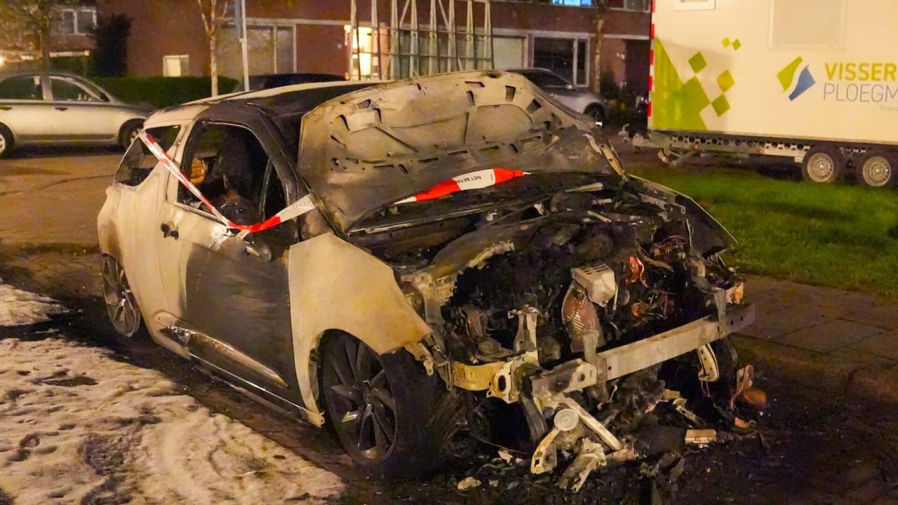 Van de auto aan de Jan Olieslagersstraat in Helmond bleef weinig over (foto: Harrie Grijseels/SQ Vision).