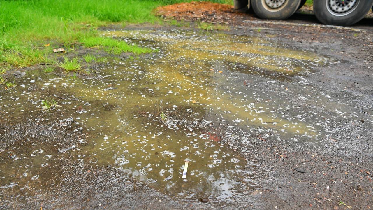 Wat de vrachtwagen in Heeze precies lekte, wordt onderzocht (foto: Rico Vogels/SQ Vision).