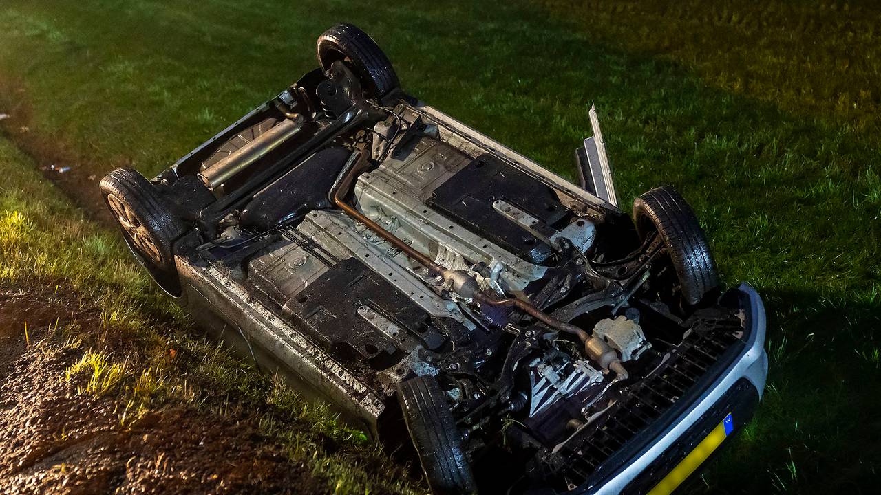 De auto die in Oss in een sloot terecht kwam (foto: Gabor Heeres/SQ Vision Mediaprodukties).