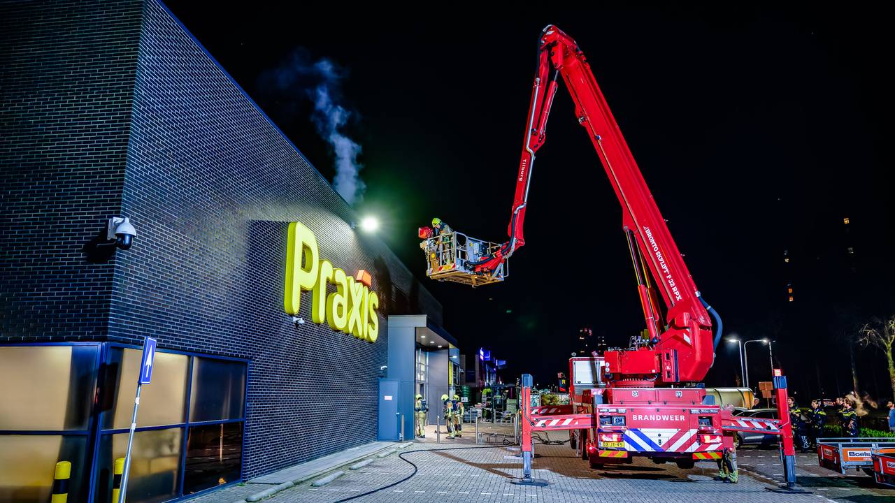 Witte rook bij bouwmarkt Praxis in Tilburg (foto: Jack Brekelmans / SQ Vision).