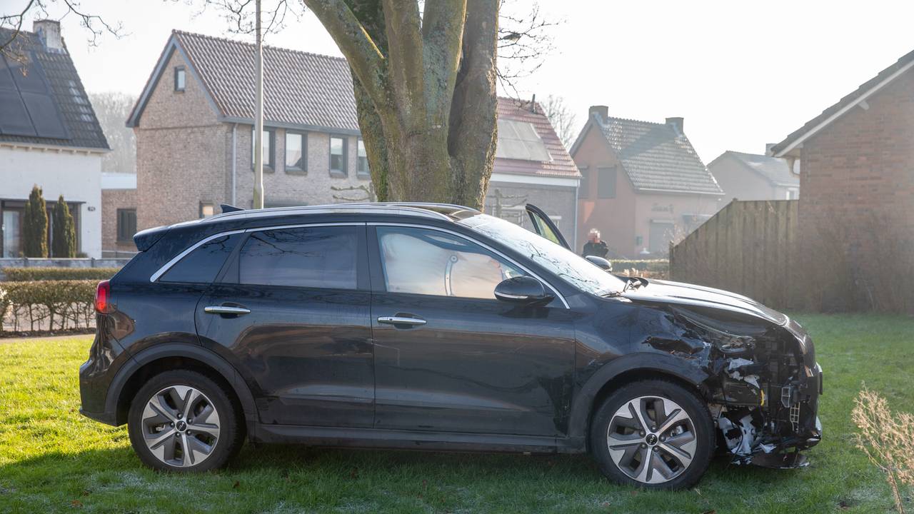 Eén van de wagens belandde na de botsing op een grasveldje (foto: Christian Traets/SQ Vision).