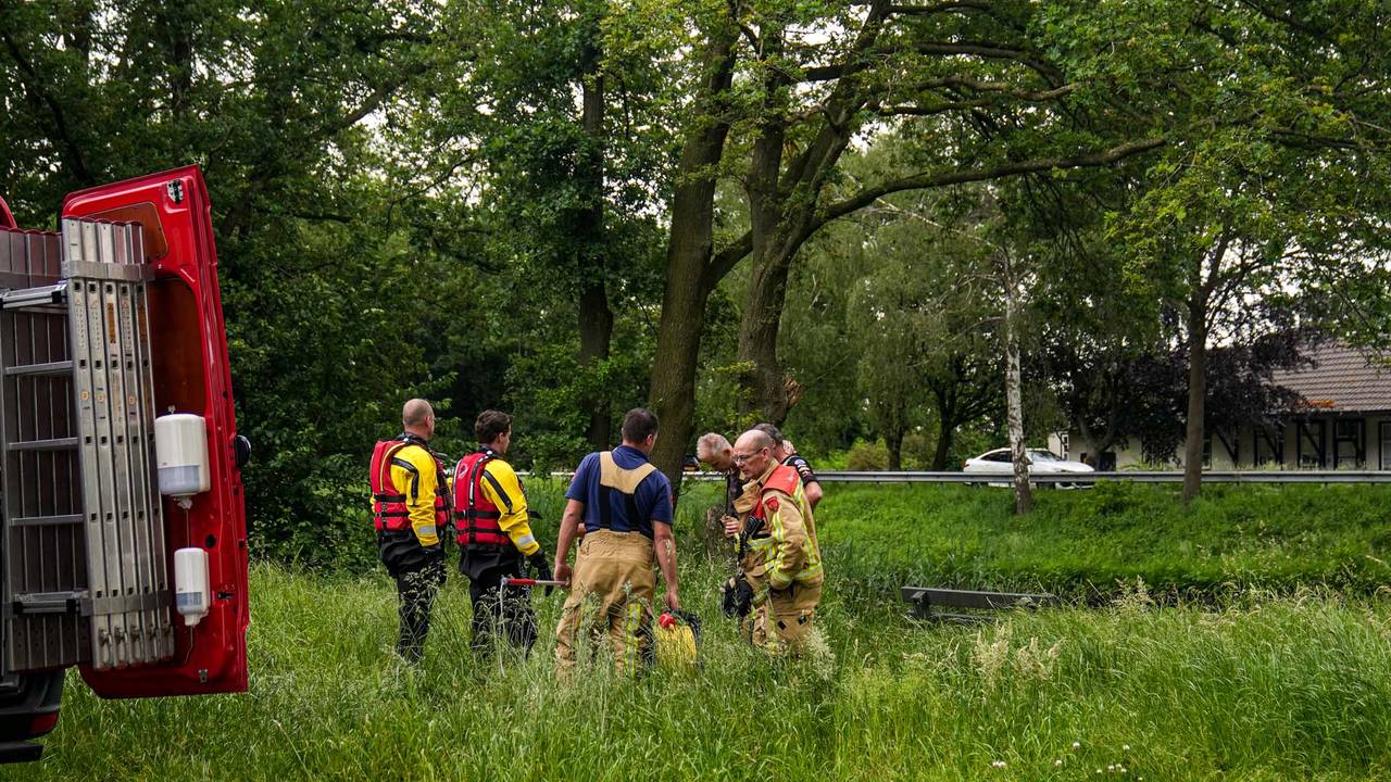 Brandweerlieden tijdens hun eerste zoektocht, vanmorgen, naar een ree (foto: Harrie Grijseels/SQ Vision).
