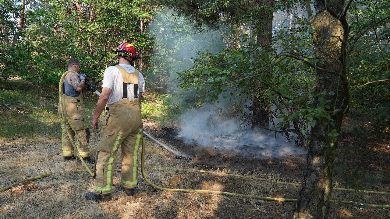 De brandweer bluste het vuur aan de Geuzendijk tussen Budel en Weert (foto: WdG/SQ Vision).