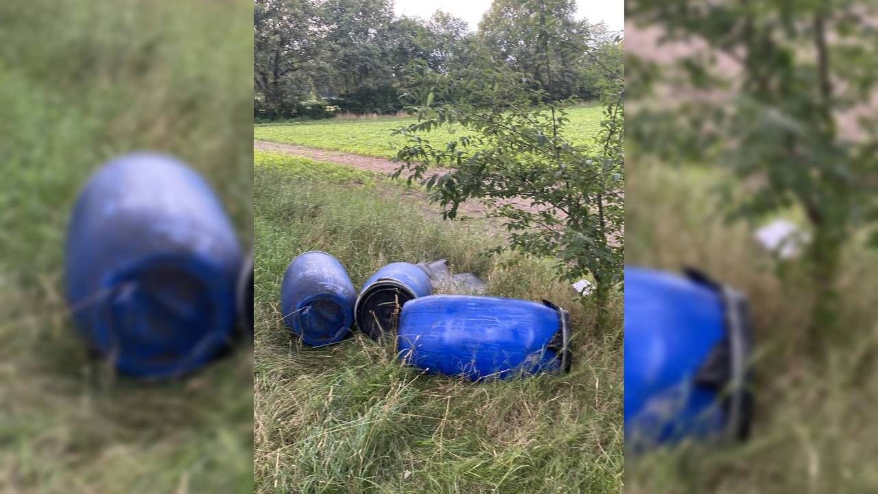Een deel van de gedumpte vaten (foto: gemeente Oss).