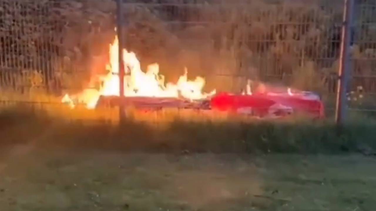 Het spandoek van Willem II ging in vlammen op (afbeelding uit twittervideo Voetbal Ultras).