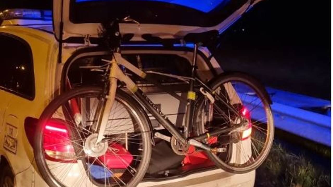 Agenten haalden de fietser van de A59 (foto: Instagram wijkagent De Groote Wielen).