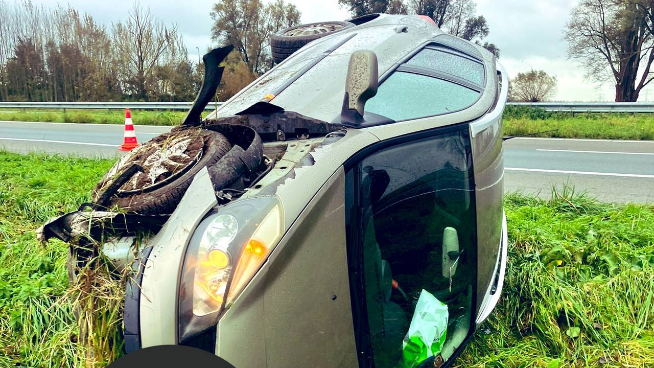 De auto sloeg over de kop op de A59 bij Fijnaart (foto: Twitter/Wis_Robert).