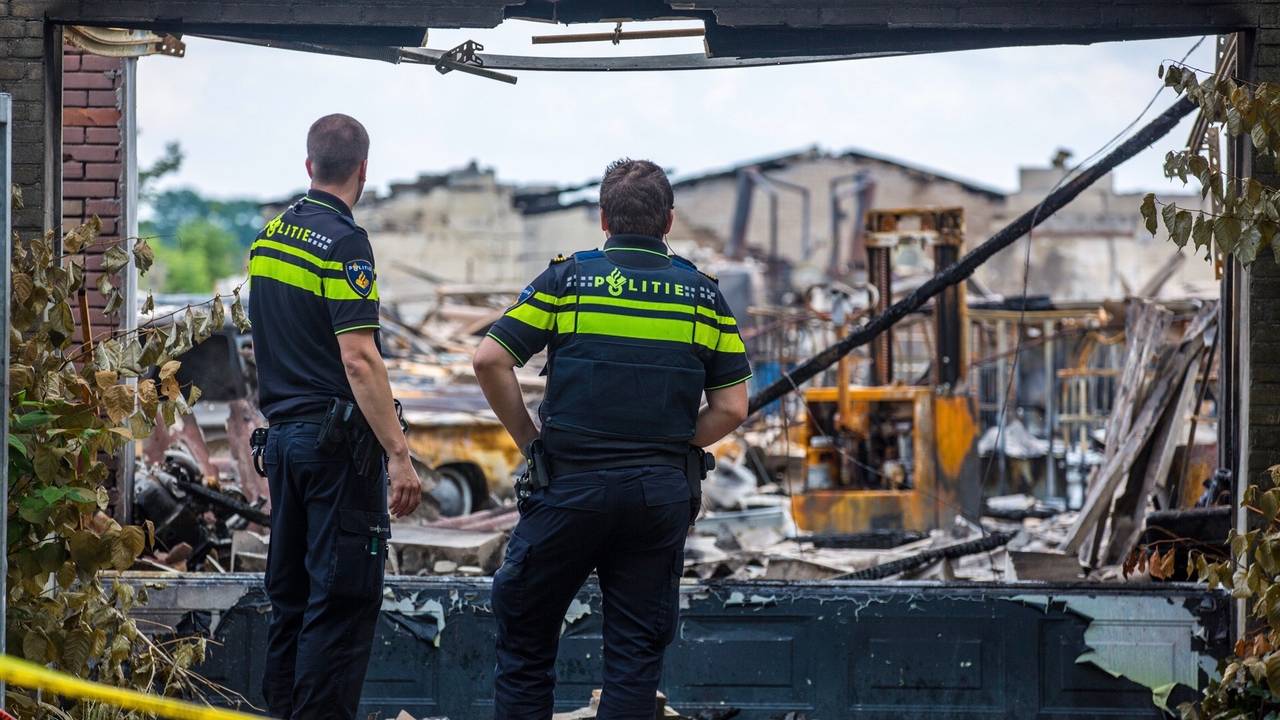 Agenten kijken naar het afgebrande megalab aan de Mariabaan (foto: Christian Traets/SQ Vision Mediaprodukties)