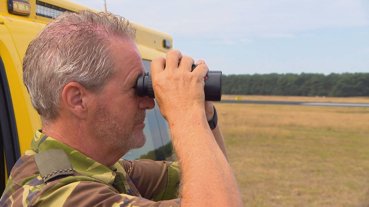 Ad van Erve tijdens een inspectieronde op Eindhoven Airport (foto: Omroep Brabant).
